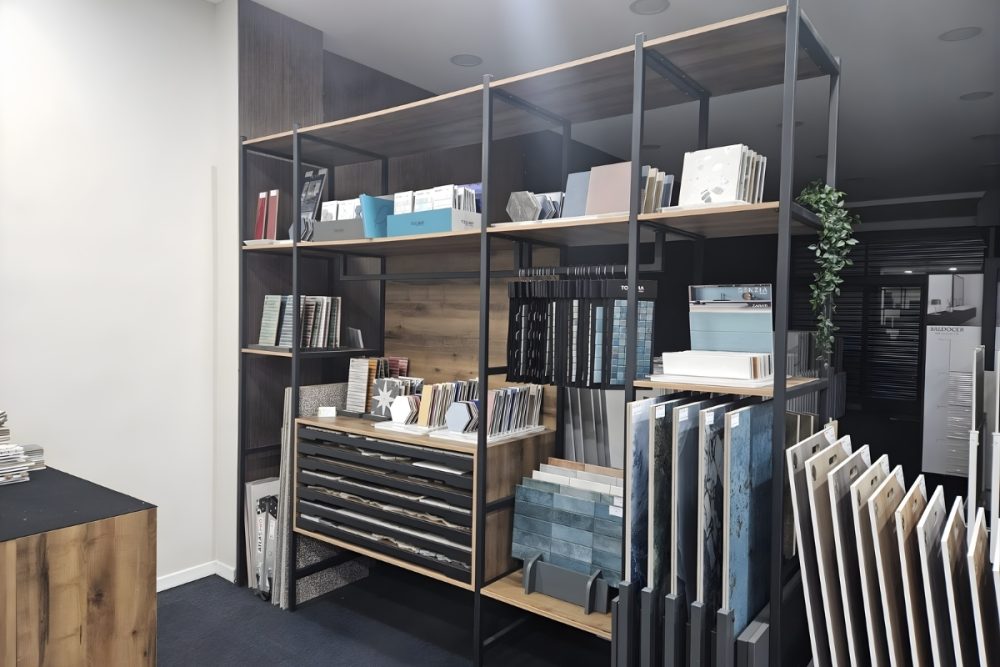 Spacebox EXPO-2 siyah metal karkaslı ahşap modüler sergileme standı ve çekmeceli teşhir rafı