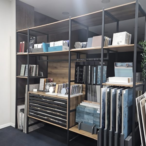 Spacebox EXPO-2 siyah metal karkaslı ahşap modüler sergileme standı ve çekmeceli teşhir rafı